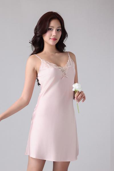 Đầm ngắn Vera by Chipu satin trơn phối ren - C0043